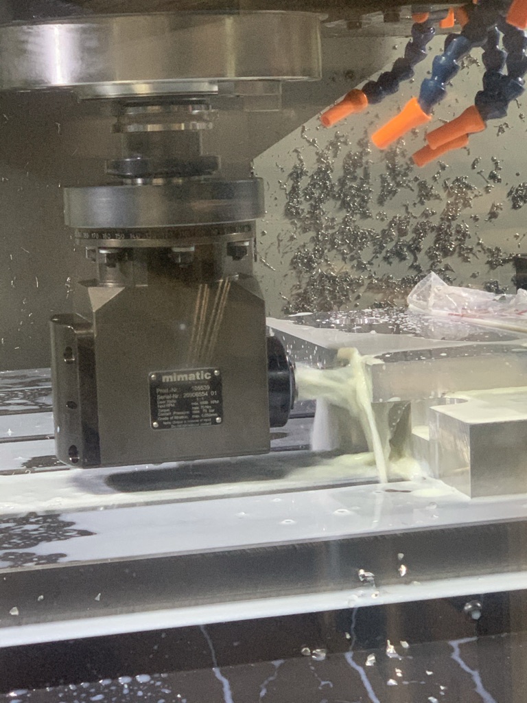 Mimatic angle head during aluminium machining with coolant flow