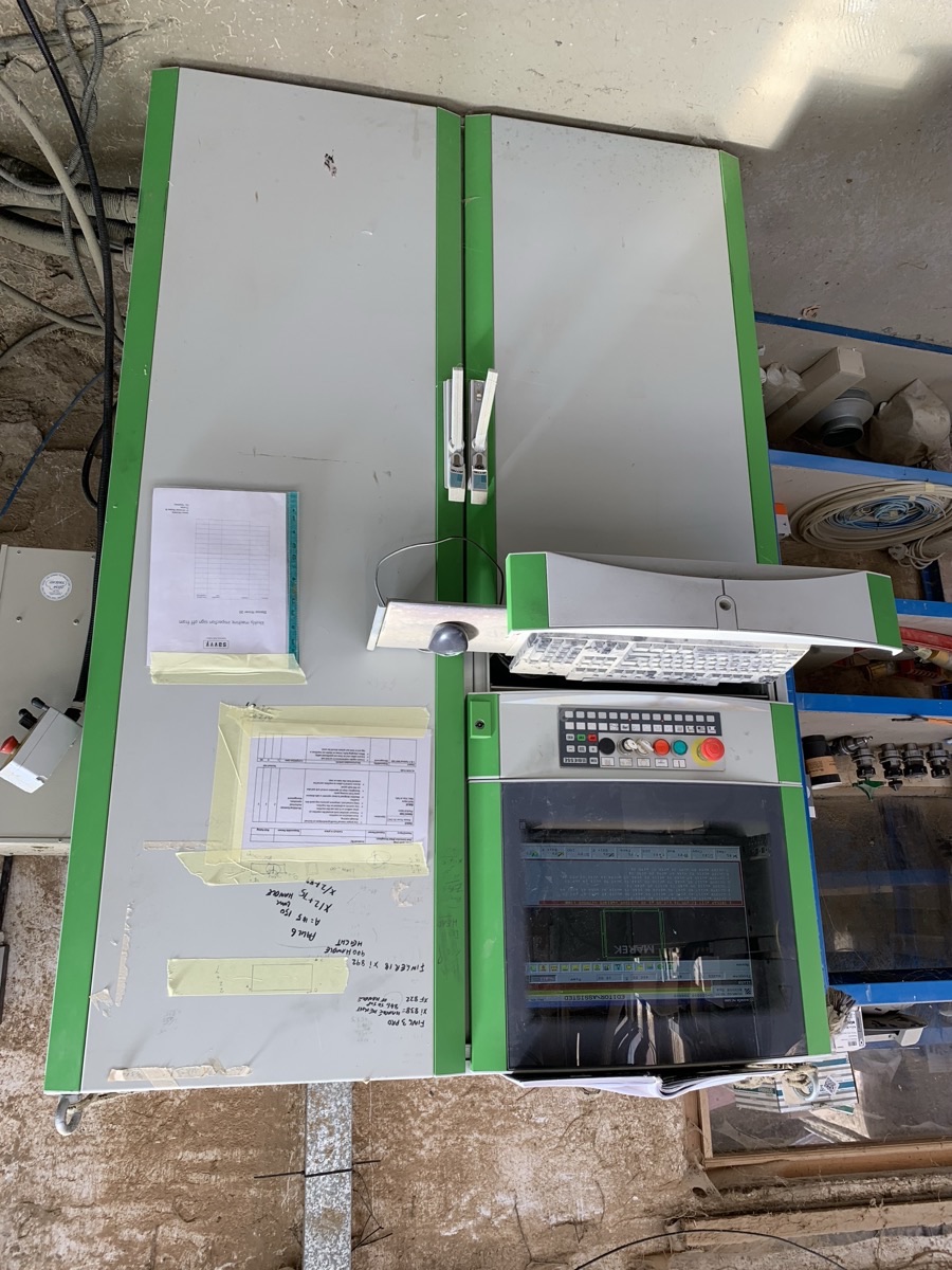 Controlador y panel de mando de una CNC Biesse antigua en un centro de mecanizado de carpintería